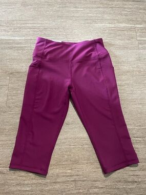 High-Rise Plum Capri Leggings with Side Pockets